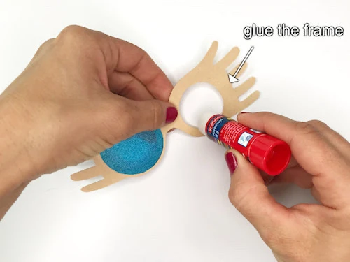 Glueing the frame of the spectrespecs.